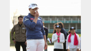 박세리, 눈물의 은퇴식 “18홀 도는 내는 눈물 흘린 것 같다”