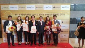 ‘정구여왕’ 김애경-남종대 감독, 체육훈장 청룡장 수상 