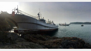 ‘쿵’ 충돌해 선체 구멍난 어선, 갯바위에 비상 좌초