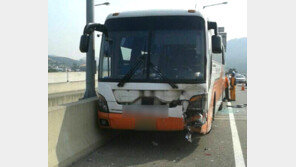 하마터면 또… 사고난 고속버스 출입문 막혀 ‘아찔’