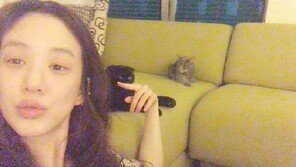 ‘남태현과 열애설’ 정려원, 민낯에 장난스러운 표정까지…과감한 셀카