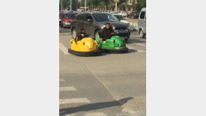 ‘범퍼카’ 끌고 차도 나온 철없는 어른들…“받히면 어쩌려고?”