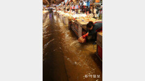 만조 수위 최고… 인천 소래포구 시장 침수