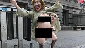 뉴욕에 힐러리 나체상 등장… “음란하다” 시민 항의에 3시간만 철거