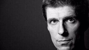 할리우드 유명 작가 척 호건, 스마일게이트 '크로스파이어' 영화 각본 맡는다