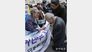 “정말, 정말, 정말 죄송합니다” 위안부 할머니 앞 무릎 꿇은 日교수