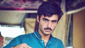 꽃미남 10대 노점상, ‘사진 한 장’ 덕에 인생역전!