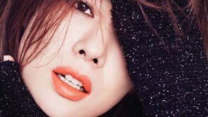 [화보]오직 립 메이크업 하나로…배우 김현주의 치명적인 매력
