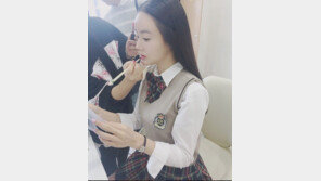 황우슬혜, ‘아는형님’ 촬영 인증샷 공개 “교복 입고 귀여운 척 했어욤”