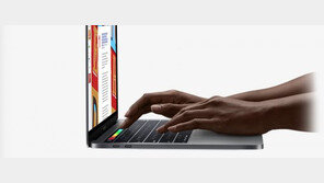 손 끝으로 조작한다...애플 신형 '맥북프로' 공개