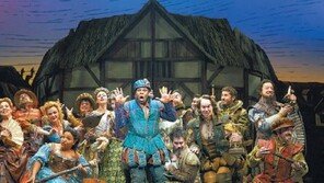 [K-뮤지컬]‘섬싱 로튼’의 황당무계함이 지친 사람들 위로 