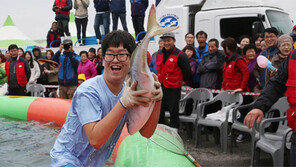 “맨손으로 고기 잡았어요”