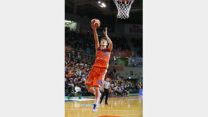 ‘박찬희 20점’ 전자랜드, 동부 4연승 저지