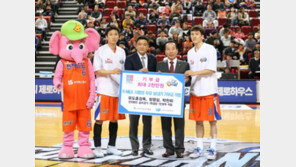 양 어깨 부위에 ‘K-MILK’ 문신한 프로농구 선수들…무슨 일?