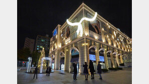 ‘불가리 상징’ 뱀 조형물 설치한 백화점