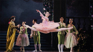 눈길 사로잡는 춤과 연기, 보는 이 가슴 설레