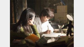 홀로 흐르는 강동원의 시간에 숨은 비밀