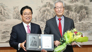 윤재구 회장, 당진에 30억 주식 기부