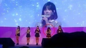 여자친구 신비, 어지럼증으로 무대서 주저 앉아 식은땀… “공연 전부터 안색 나빴다”