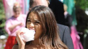 온라인 술렁이게 한 ‘솜사탕’ 여신, 라디오 진행자도 “정말 섹시”