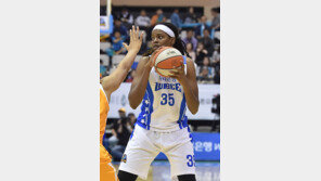 존스 더블-더블…우리은행, 개막 3연승