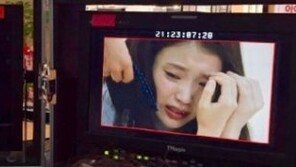 아이유, ‘달의 연인’ 비하인드 컷 공개…“이준기와 현대에서 재회하는 모습?”