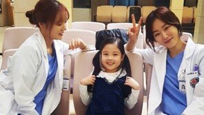 서현진·문지인, 아역 김도혜와 ‘낭만닥터 김사부’ 촬영장 인증샷 공개 ‘훈훈’