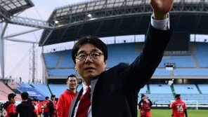 황선홍 생애 두번째 감독상…“최용수 감독과 반 나누겠다”