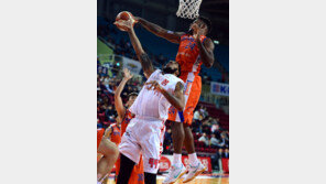 ‘화이트 45득점’ 이긴 ‘켈리의 28득점’