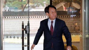 靑 “‘朴대통령 7시간 행적’ 유언비어…성형외과 원장 골프친 증거 있다”