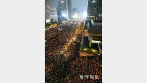 ‘몽둥이 대신 막대풍선’ 평화로운 집회 외신 감탄…경찰·시민 함께 “비 폭력” 구호