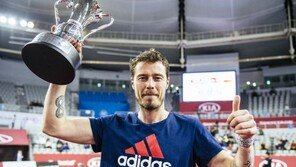 사핀, 자신보다 21세 많은 ‘노장’ 매킨로에 진땀승