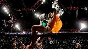 맥그리거, UFC 사상 첫 두체급 동시 챔피언