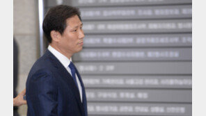 안봉근·이재만 검찰 출석…“올라가서 얘기” “檢서 성실히 답변” 의혹 질문엔 침묵