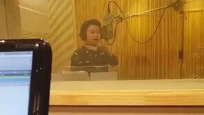 윤민수 아내 김민지, 아들 윤후 코러스 참여 ‘NaNaNa’ 녹음 동영상 공개…“순수한 눈으로 봐주시길”