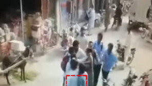 [영상]싸움 말리던 男, 목적은 따로…손이 왜 남의 주머니에?