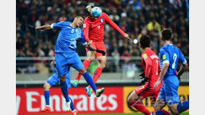 힘 못쓴 이정협…펄펄 난 김신욱