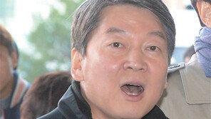 지지율 정체 고민커진 문재인… 뒤늦게 ‘하야 정국’ 가세