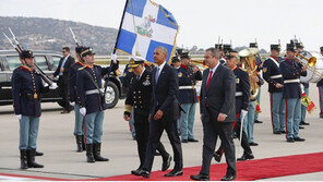 ‘고별 순방길’ 오바마, 그리스 도착