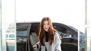 [화보]이선빈, 가방으로 포인트 준 ‘시크 톰보이룩’ 공항패션