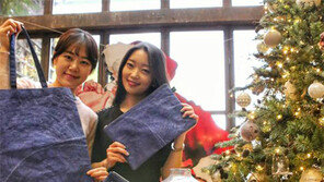 “김환기 화백 작품 새긴 사은품 드려요”