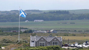 ‘골프광’ 트럼프, 초대형 깃대 집착