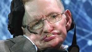 스티븐 호킹 “인류가 지구에서 살 날 1000년 남았다”