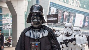 지스타 2016에 '다스베이더' 등장! '스타워즈: 포스아레나' 코스프레 행진 '눈길'