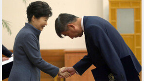 朴대통령 본격 국정 복귀… 임명장 받으며 고개 숙인 민정수석