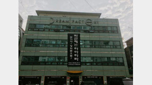 가수 이승환, 소속사 건물에 ‘박근혜는 하야하라’ 현수막 교체…“모이자! 광화문으로!”