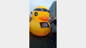 ‘너 잡으러 왔어’ 해학과 풍자 가득한 4차 촛불집회…패러디도 봇물