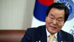 “노무현 前대통령도 삼성서 8000억 걷어” 발언 하루만에 꼬리내린 김경재