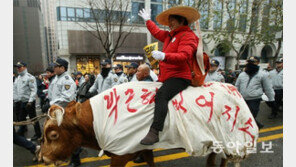 ‘포승줄 묶인 대통령’ ‘정의의 칼’… 단죄로 가는 거리 민심