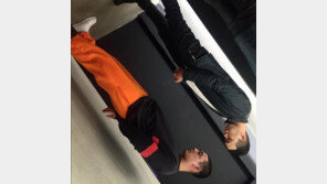 유아인X비와이, 2016 MAMA서 합동 무대?…친분 인증샷 보니 ‘쌍둥이 느낌’